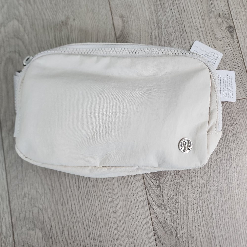 BNWT LULULEMON EVERYWHERE BELT BAG WHITE OPAL